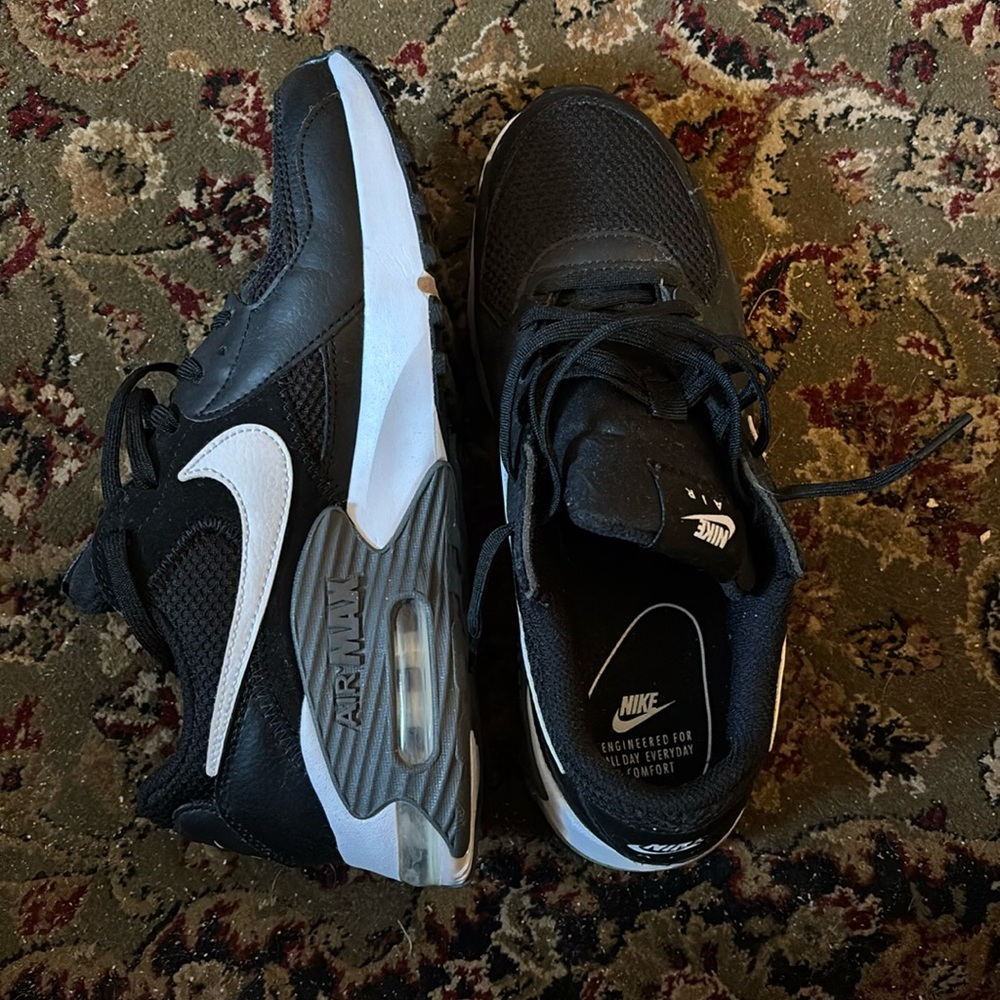 Women’s Brand New never worn Black and white Nike Sneakers 
Size 8.5